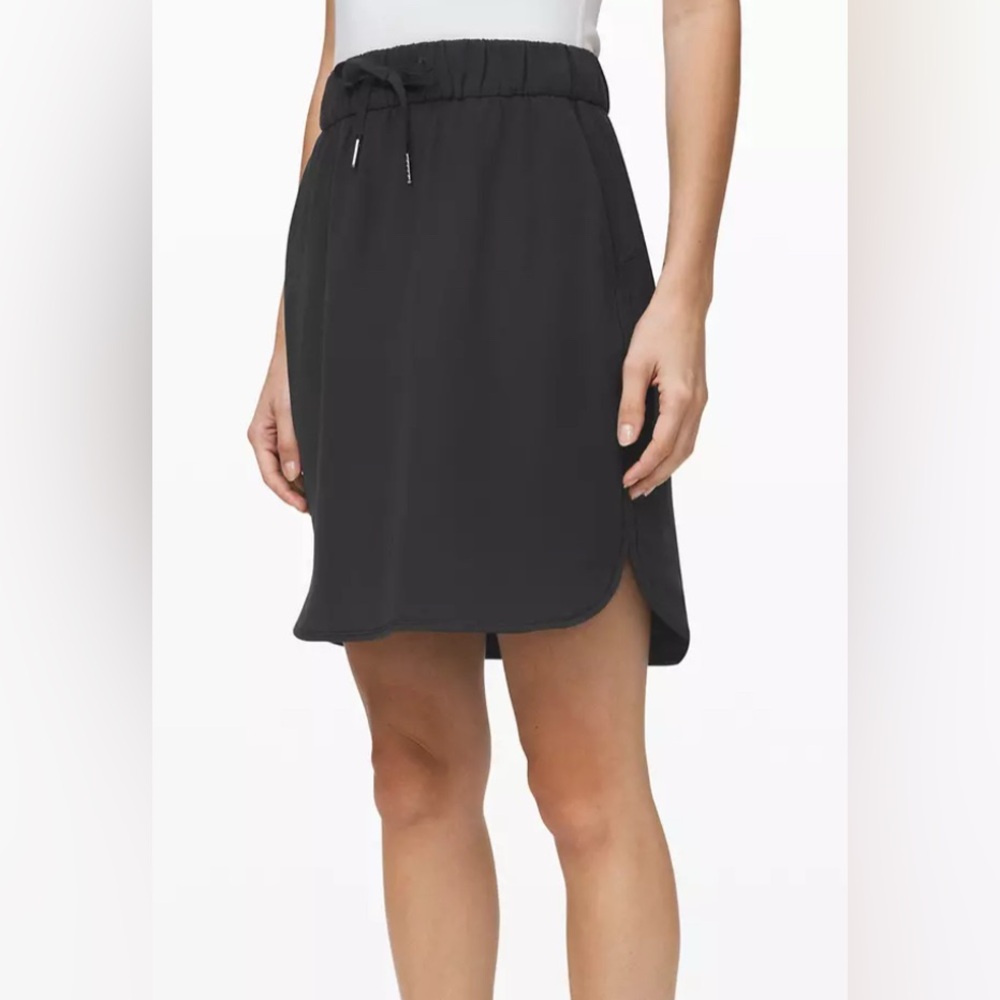 Lululemon Women’s On The Fly Skirt Black Travel Commute Curved Hem‎ Size 2 Comfy